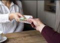transmission d'une somme d'argent entre personnes : du liquide