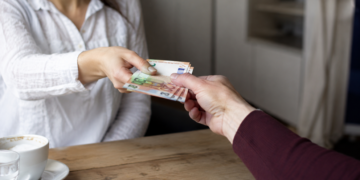 transmission d'une somme d'argent entre personnes : du liquide